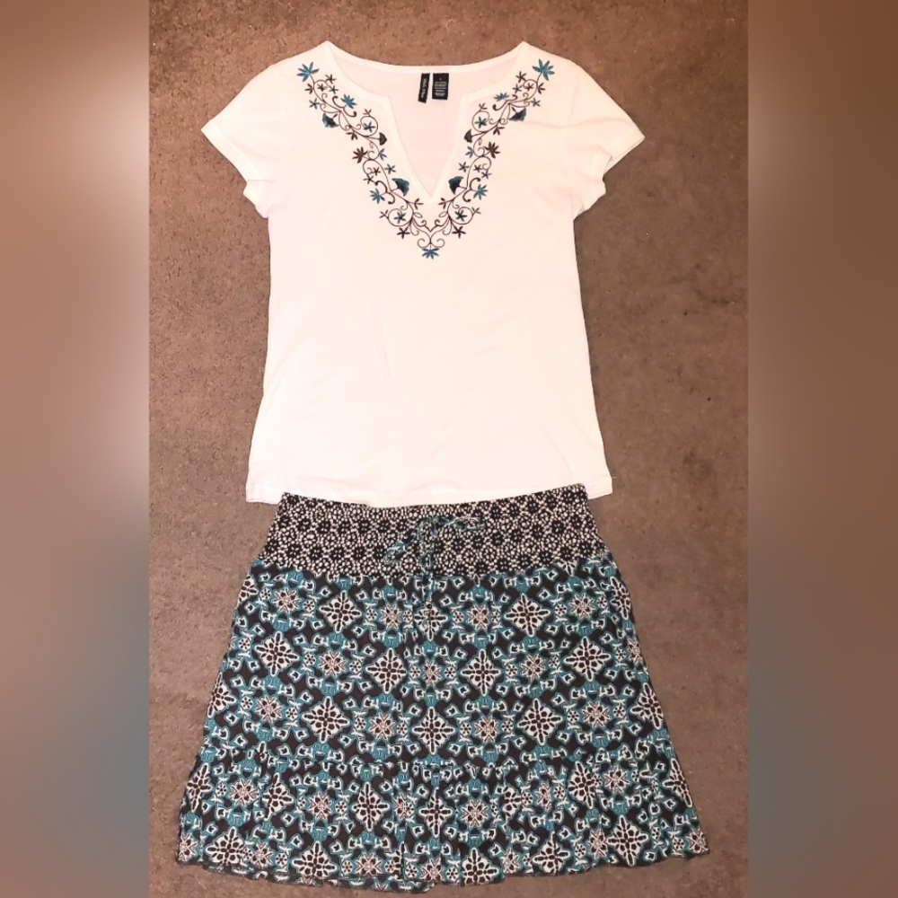 White v neck floral design by Molly Maxi Floral skirt by Speechless size small